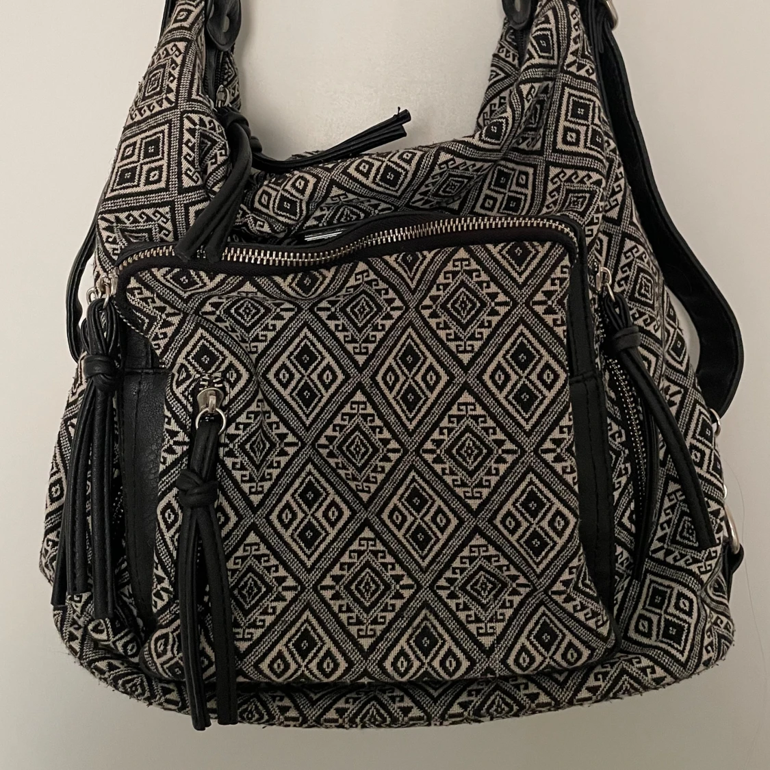 Svartvit axelväska med mönster - 1