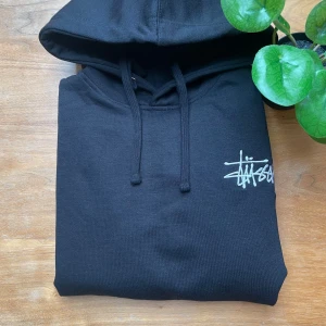 Stüssy mörkblå hoodie – klassisk logga, storlek L - Snygg Stüssy hoodie i mörkblå med den klassiska loggan på bröstet. Väldigt bra skick, knappt använd och superbekväm. Storlek L – normal passform.                             🖤 Rökfritt hem 📦 Skickas snabbt.                             Classic dark blue Stüssy hoodie with logo on the chest. Great condition, barely worn, super comfy.