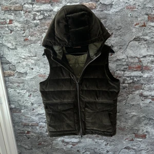 Stenströms väst - Mycket fint skick, inga defekter. Storlek 48/S passar dig som är mellan 175-185cm ungefär. Nypris ca 4000kr. Modellen är 185 cm, 79 kg. Passar bra nu till vintern. Skriv för mer information!🤝