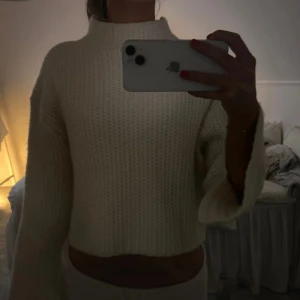 Mysig stickad tröja - Vit stickad tröja med krage från Zara. Storlek S. Som ny. 100kr ink frakt🥰