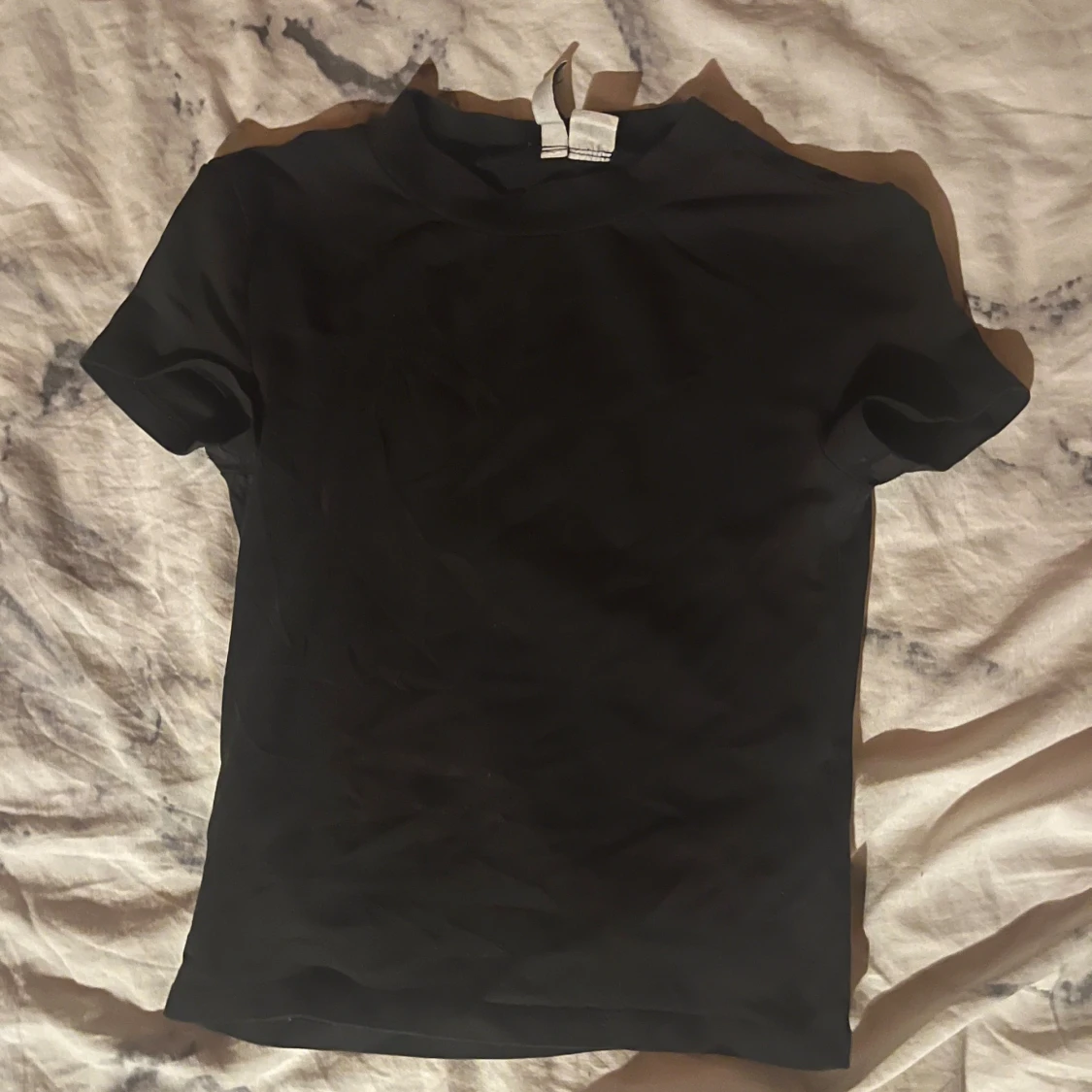 Svart croppad t-shirt från H&M Divided
