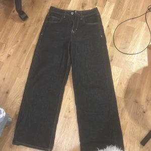 Jeans - Säljer ett par svarta jeans från Urban Outfitters, aldrig använt endast provade, så jätte bra kvalité, pris kan diskuteras, passar S/M