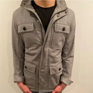 Field jacka - Skön field jacka från Michael kors i storlek S. Skick 8/10. Modellen är 185! Hör av dig vid minsta fundering!