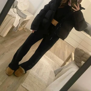 Svart pufferjacka ONLY - Svart pufferjacka från ONLY i storlek S. 