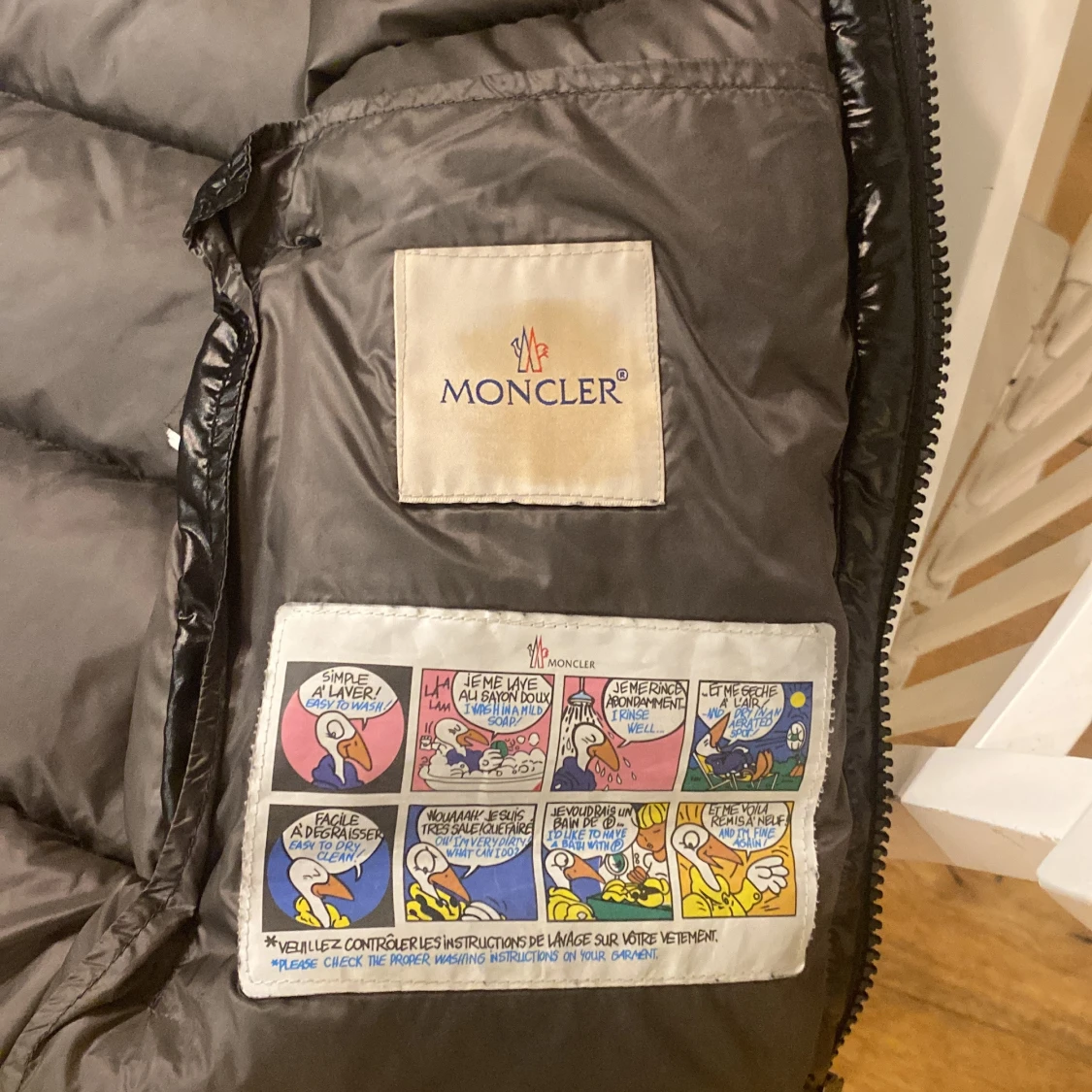 Svart dunväst från Moncler med huva - 2