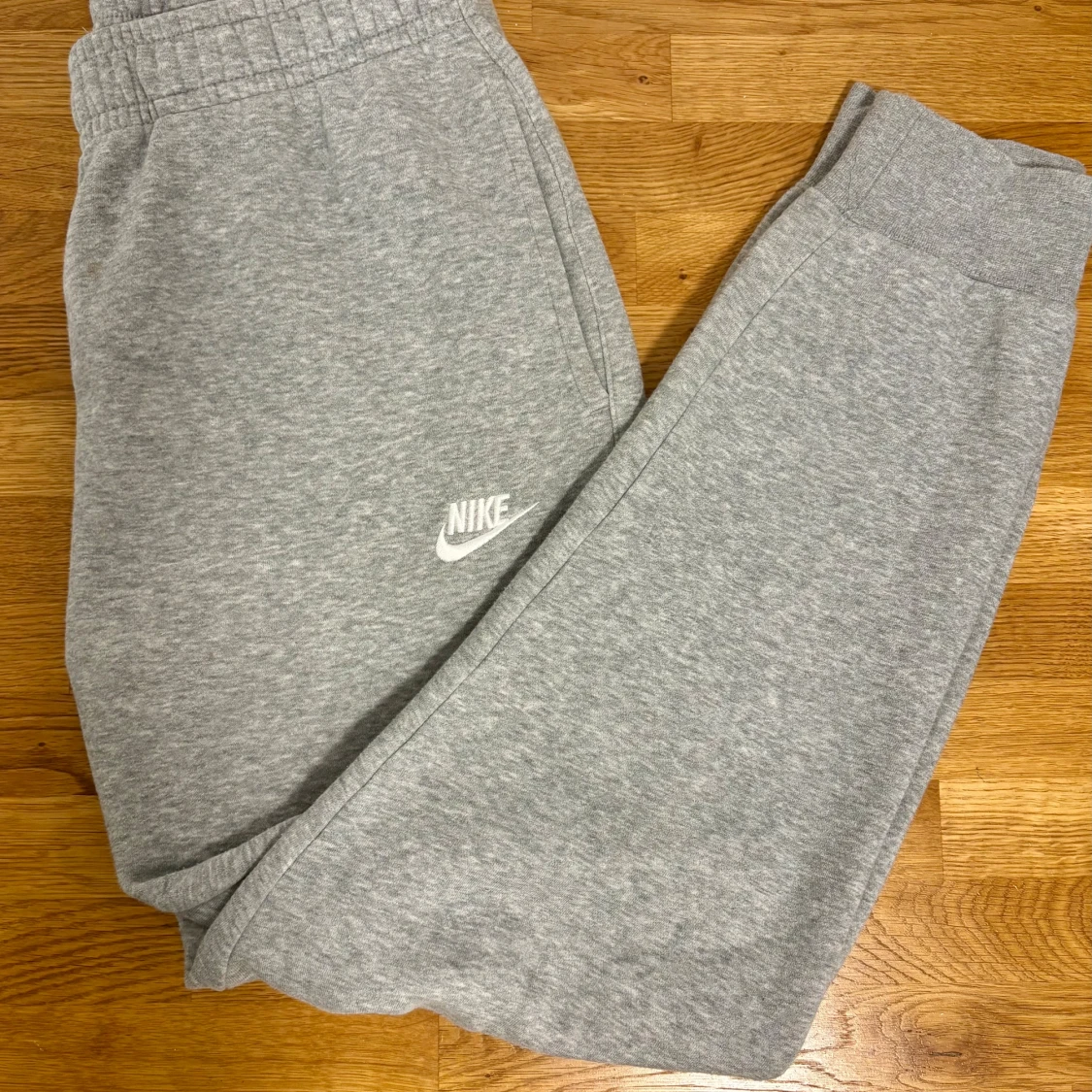 Grå mjukisbyxor från Nike