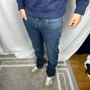 Jacob Cohën 688 - Size: W33. Skick: 8/10. Retail pris. 4500kr (+). Mått: 43x107. Modellen är 185cm & 80kg.