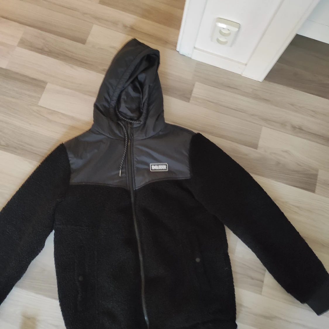 Svart teddyjacka med huva från Smalldook