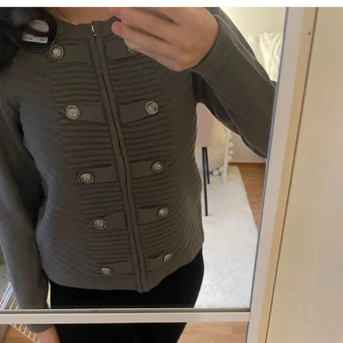 Grå kofta med dekorativa knappar Alice Bizous