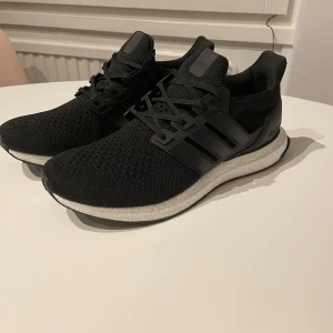 Adidas Ultraboost svarta  - Svarta Adidas Ultraboost.Använd 1 gång.Box ingår.fraktar samma dag🚚