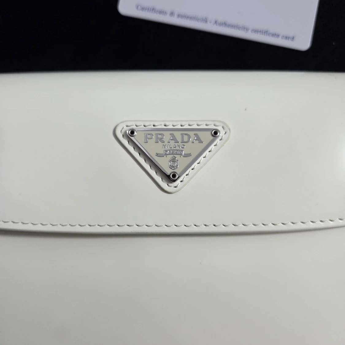Vit axelväska från Prada i skinn - 1