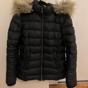 Dunjacka  - Fin dunjacka från Tommy Hilfiger. 70% dun och 30% fjädrar. 