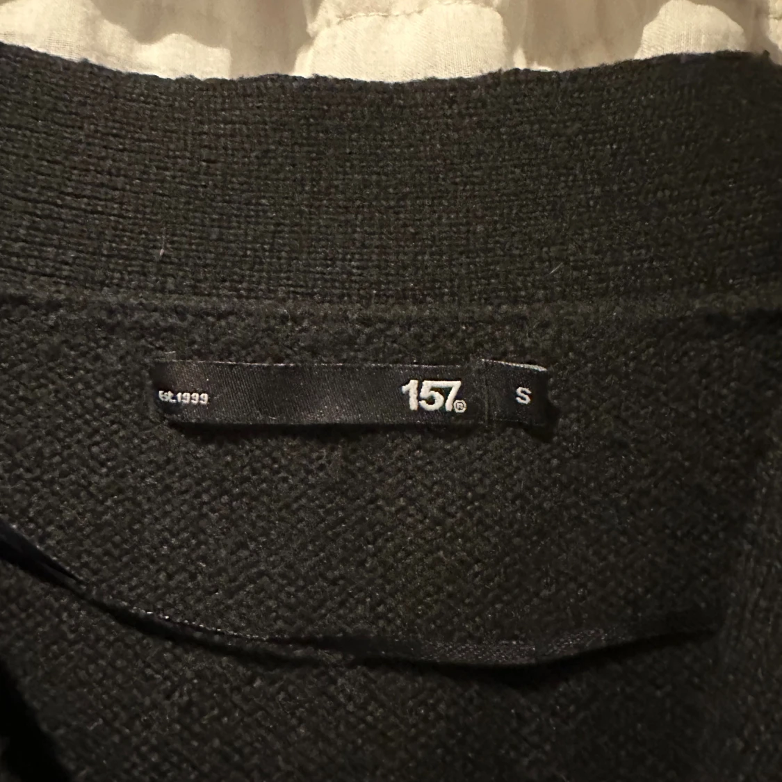 Svart stickad kofta med knappar - 1