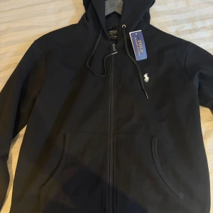 Svart hoodie från Polo Ralph Lauren - Svart ralph lauren hoddie. helt ny storlek M