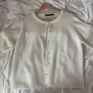 Intressekoll!!  - Fin stickad kofta med kort ärm! Använd 2 gånger därav väldigt bra skick! Buda på vad ni hade kunnat tänka er köpa den för!❤️storlek m men passar lika bra som en s
