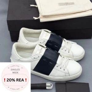 Valentino Open | 40 - Valentino Open sneakers | Grymt skick! | Storlek 40 men passar aningen större | Original box, dustbag, extra skosnören samt kort ingår! | INGA BYTEN | Fraktar spårbart eller möts upp i Täby