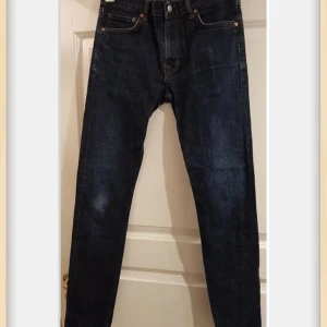 Mörkblå Crocker jeans 31/32 - Snygga mörkblå jeans från Crocker i klassisk femficksmodell. Jeansen har raka ben och normal passform, tillverkade i slitstark denim av bomull. Perfekta för dig som gillar en tidlös och enkel stil.