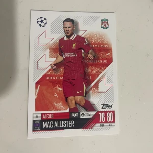 Liverpool röd fotbollströja Nike - Säljer en röd Liverpool fotbollströja från Nike med vita detaljer och tunna vertikala ränder. Tröjan har korta ärmar, klubbmärke och sponsorlogga på bröstet. Perfekt för dig som vill visa ditt stöd för laget.