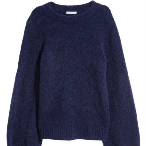 Mörkblå stickad tröja - Mysig mörkblå stickad tröja med rund hals och långa ärmar. 
