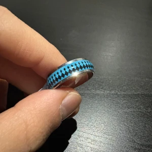 Lysande ringar  - Ringar i storlek 20 som lyser i mörkret efter att ha laddats med ljus. Finns i olika färger, och vissa ändrar färg när det blir mörkt. En stilren och unik detalj som drar blickarna till sig både dag och natt.