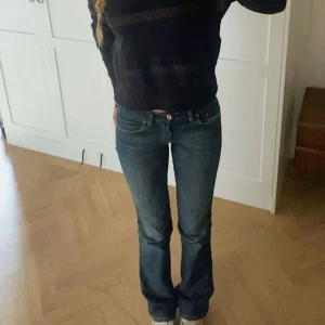 Lågmidjade bootcut jeans - Lågmidjade bootcut jeans från h&m💗Min kompis på första bilden, inte jag💞