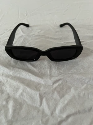 Svart solglasögon  - Ett par super snygga solglasögon. Använts 1-2 gånger. Inga defekter och inga repor på glaset. Priset går givetvis att diskutera 🫶🏼 skriv om ni har frågor 