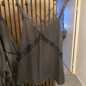 Spets topp - Suuuper fin spets topp som är jätte trendig med lappen kvar! Köpt för 300kr, alldrig använd💘🙌