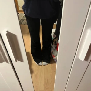 Svarta bootcut kostymbyxor Gina Tricot - Säljer ett par svarta bootcut byxor från Gina Tricot i storlek 38. Byxorna har en snygg utsvängd passform och är tillverkade i ett mjukt och stretchigt material som sitter skönt på kroppen. Perfekta för dig som gillar en stilren look.