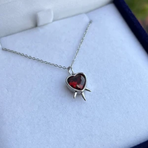 Maria Nilsdotter ”Three of swords” inspirerat halsband - Aldrig använd, silverpläterad och tillverkad av rostfritt stål. Kedjans längd 40+5 cm och nickelfri. Om du har fler frågor, tveka inte att höra av dig 🤗