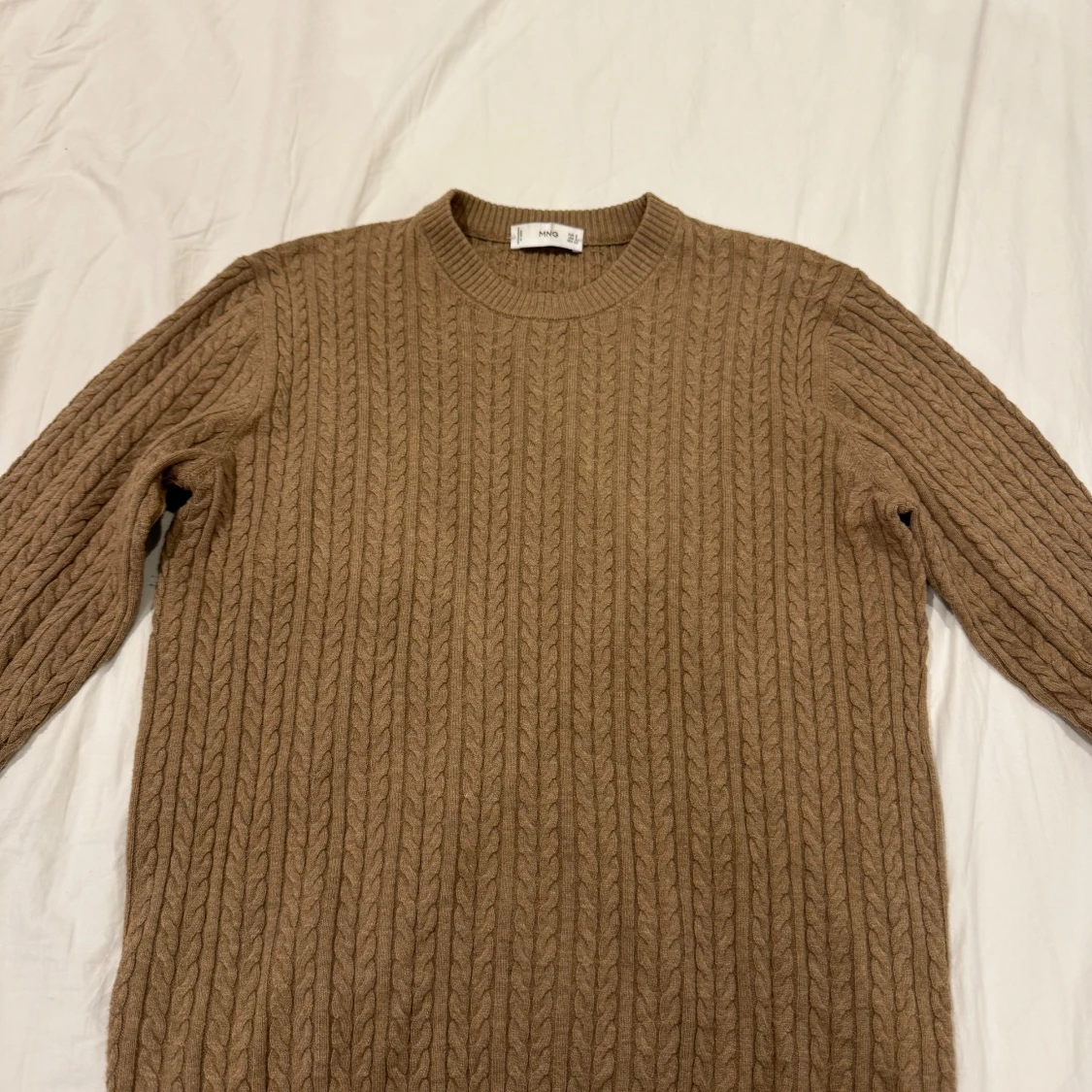 Kamelfärgad kabelstickad tröja