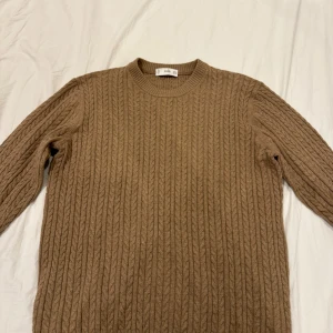 Kamelfärgad kabelstickad tröja  - kabelstickadtröja i mycket bra skick från MNG