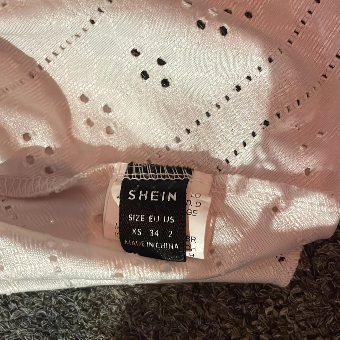 Ljusrosa topp med volang från SHEIN - 2