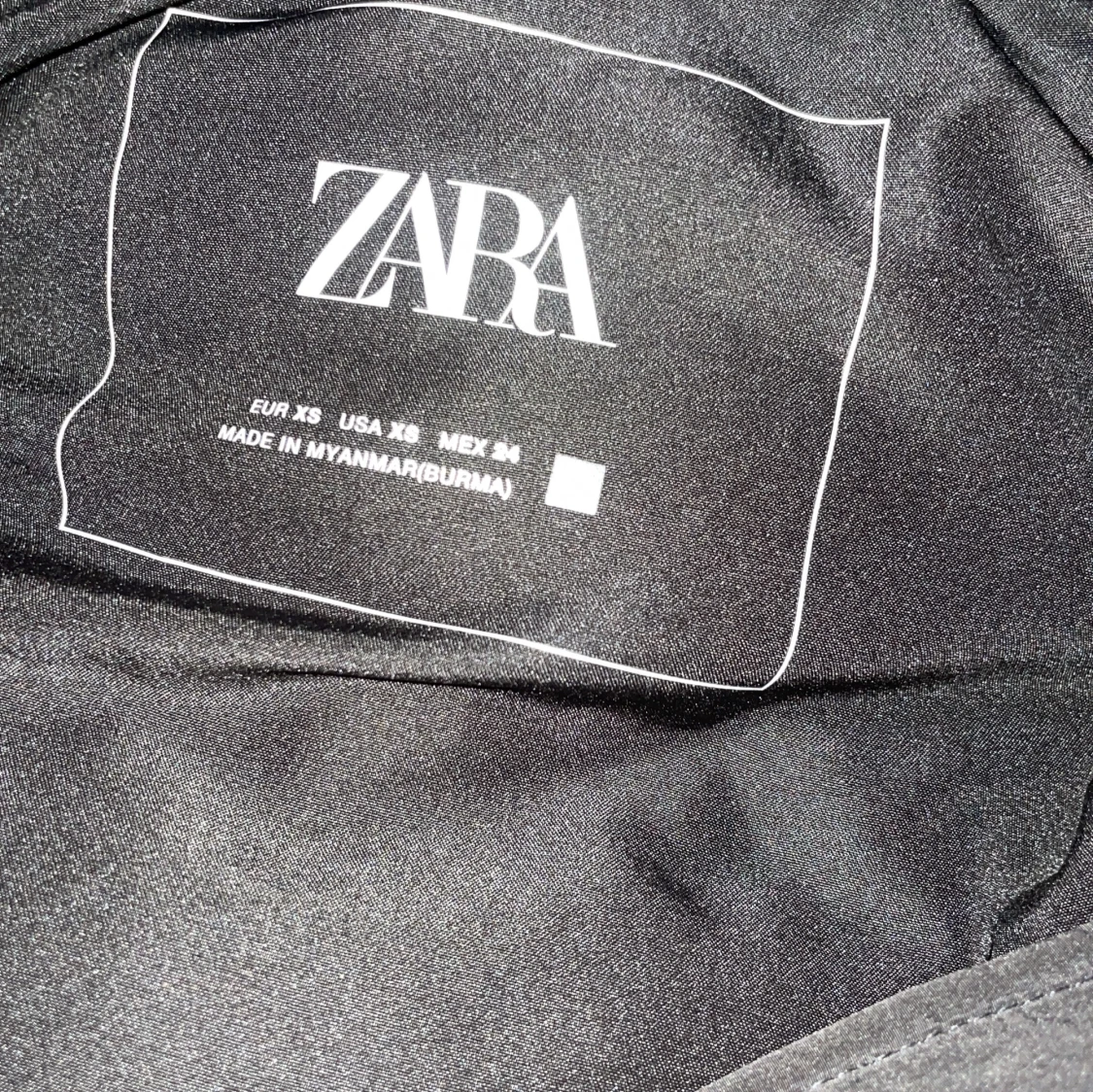 Svart dunväst med huva från Zara - 2