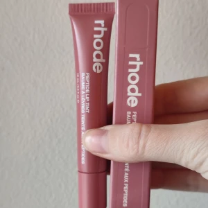 Rhode Peptide Lip Tint - Rhode Peptide Lip Tint i färgen Salty Tan.. Innehåller shea butter, babassu, cupuaçu och peptider. 10ml. Helt ny!