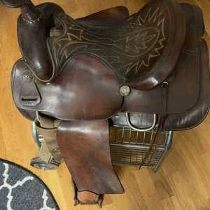 Wide Western sadel  - Fin Wide western sadel till salu. Sparsamt använd och är i fint skick. Hämtas på plats i Nyköping.