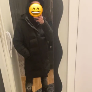 Lång uniqlo jacka  - Säljer min Långa uniqlo jacka. Jätte fin och jätte skön jacka Passar nu till vintern jackan håller dig varm under hela vinter. Jackan Passar till allt Jätte stilig jacka. storlek Xs men passar även som Storlek S. Ny pris ligger på 2300 mitt pris 1200. Hör av er för mera bilder😁