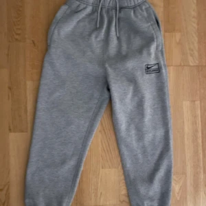 Grå Nike X Stussy mjukisbyxor - Grå Nike X Stussy mjukisbyxor i storlek S. 