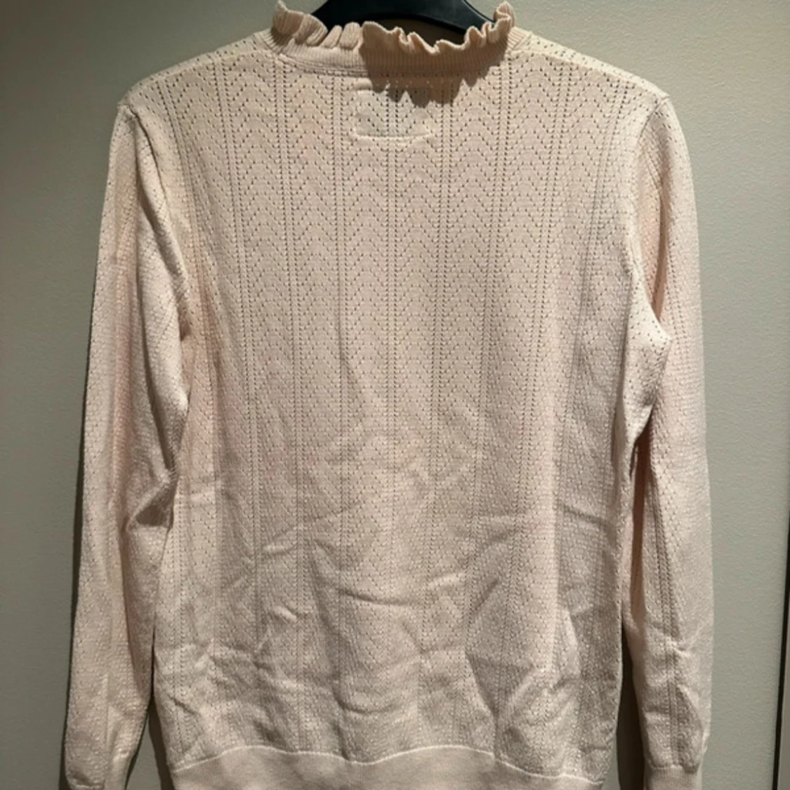 Ljusbeige stickad tröja med volangkrage - 1