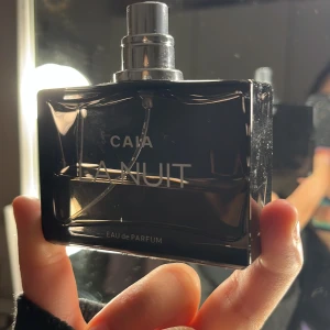 CAIA La Nuit Eau de Parfum - Trendig parfym från CAIA med stilren design. La Nuit är en Eau de Parfum som ger en exklusiv känsla och passar perfekt för dig som vill sticka ut. Perfekt för dig som gillar att testa nya dofter och vill ha något som känns modernt.