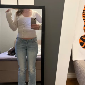 Levi’s jeans - Säljer dessa jättefina jeans från Levi’s då dem tyvärr inte kommer till någon användning längre. Dem är raka i modellen med låg midja. Dem är vintage i looken vilket jag personligen tycker är snyggt. Jag hittar ingen storlek i byxorna men skulle säga att dem är en S ungefär. 💞skriv till mig om ni vill köpa.