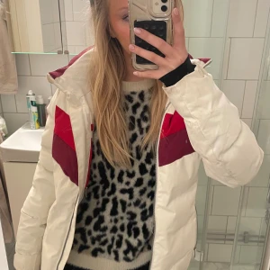 Vit och röd skidjacka - Säljer en snygg skidjacka från Five Seasons i vit med röda och vinröda detaljer. Använts 5 dagar, har skidkortsficka, snöskydd, innerficka, justerbar huva.  Passar XS-S Köpt för 1500kr