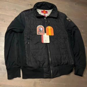 Parajumpers Cardigan - Fin parajumpers cardigan utan tecken på användning. Nypris är runt 4000 kr. Hör av er om ni har några frågor så svarar vi fort. Priset är ej hugget i sten
