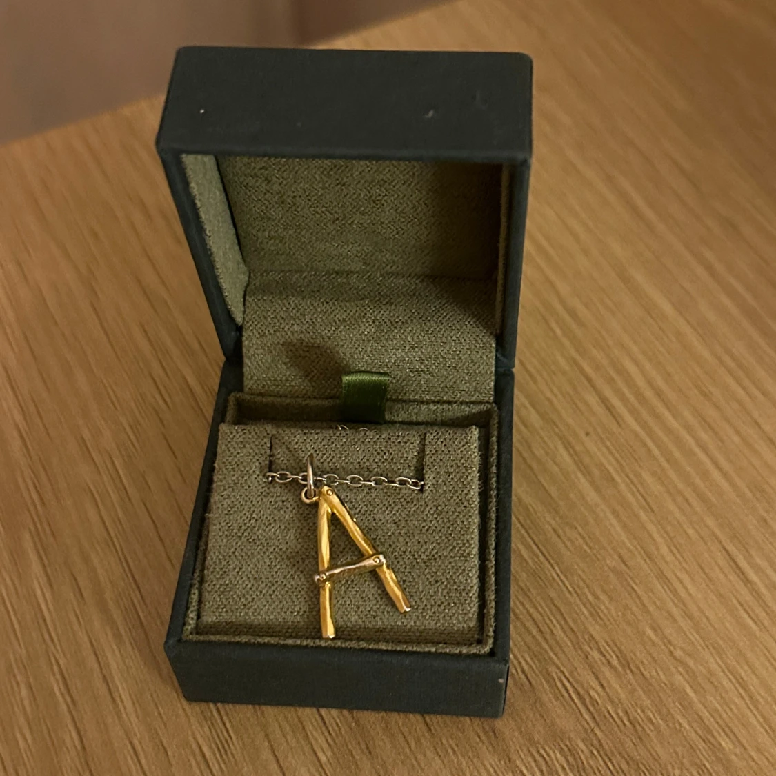 Maria Nilsdotter halsband med bokstav - 1