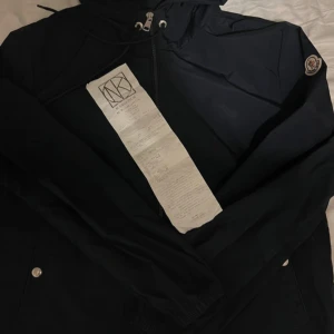 Mörkblå vindjacka från Moncler - Moncler windbreaker. Ruggit fin ovh grym nu till hösten. Kvitto finns från nk och skickas med vid köp. Hör av er för frågor. Priset är inte hugget i sten🙌🏻