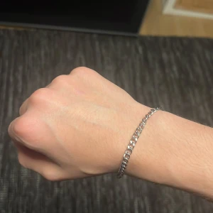 Klassiskt silverfärgat kedjearmband - Riktig fet armband som passar bra till alla stunder 