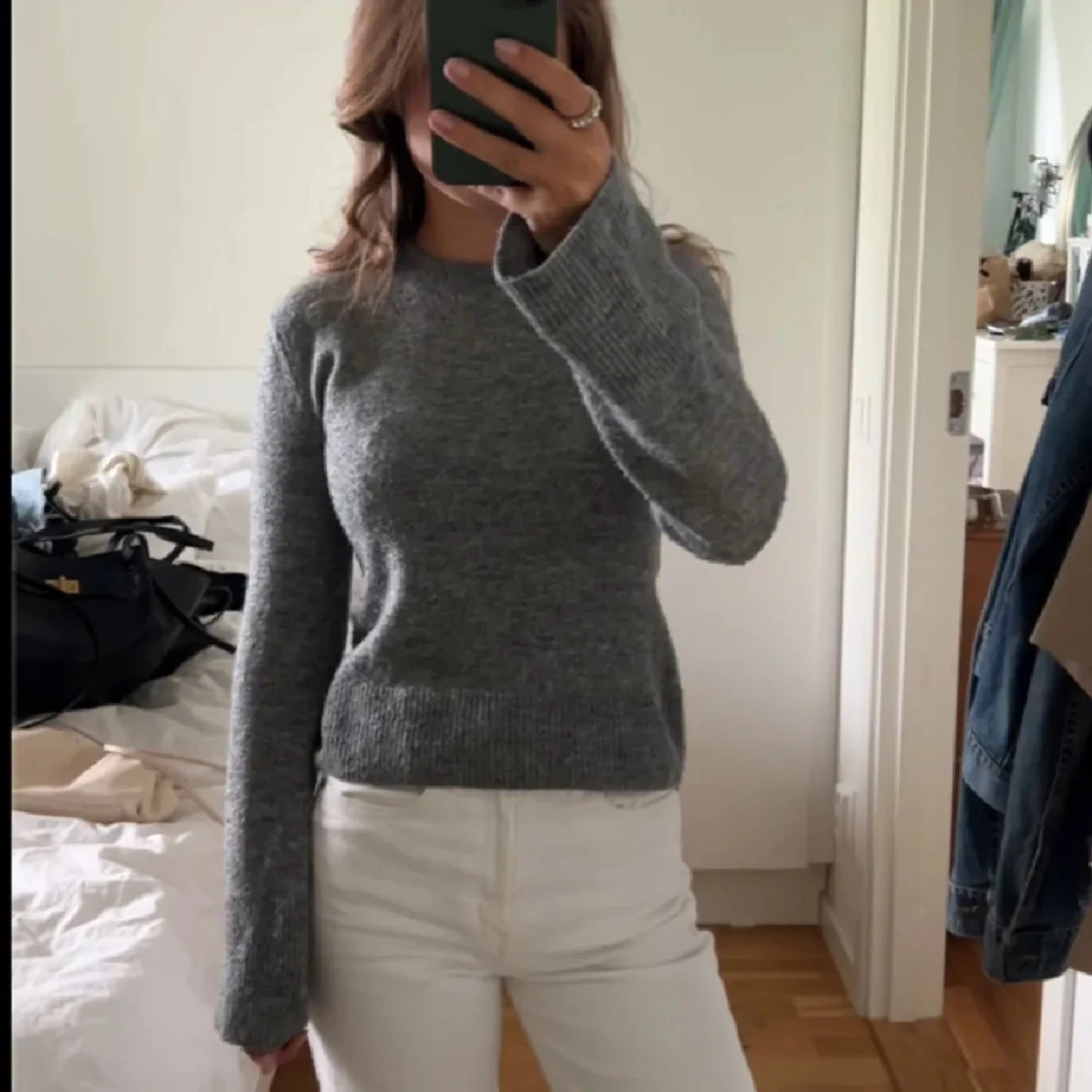 Grå stickad tröja med långa ärmar - 1