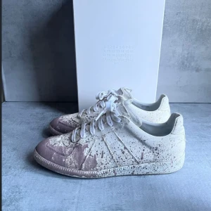 Maison marigela paint splater  - Riktigt feta| Självklart äkta|riktigt unika| |ovanliga| nästintill omöjligt att få tag på|Skambud igroneras 41 passar 42| 27cm| nypris ca 10-20k säljs ingen stans| nästintill omöjliga att hitta| mitt pris 3699kr diskuterbart|