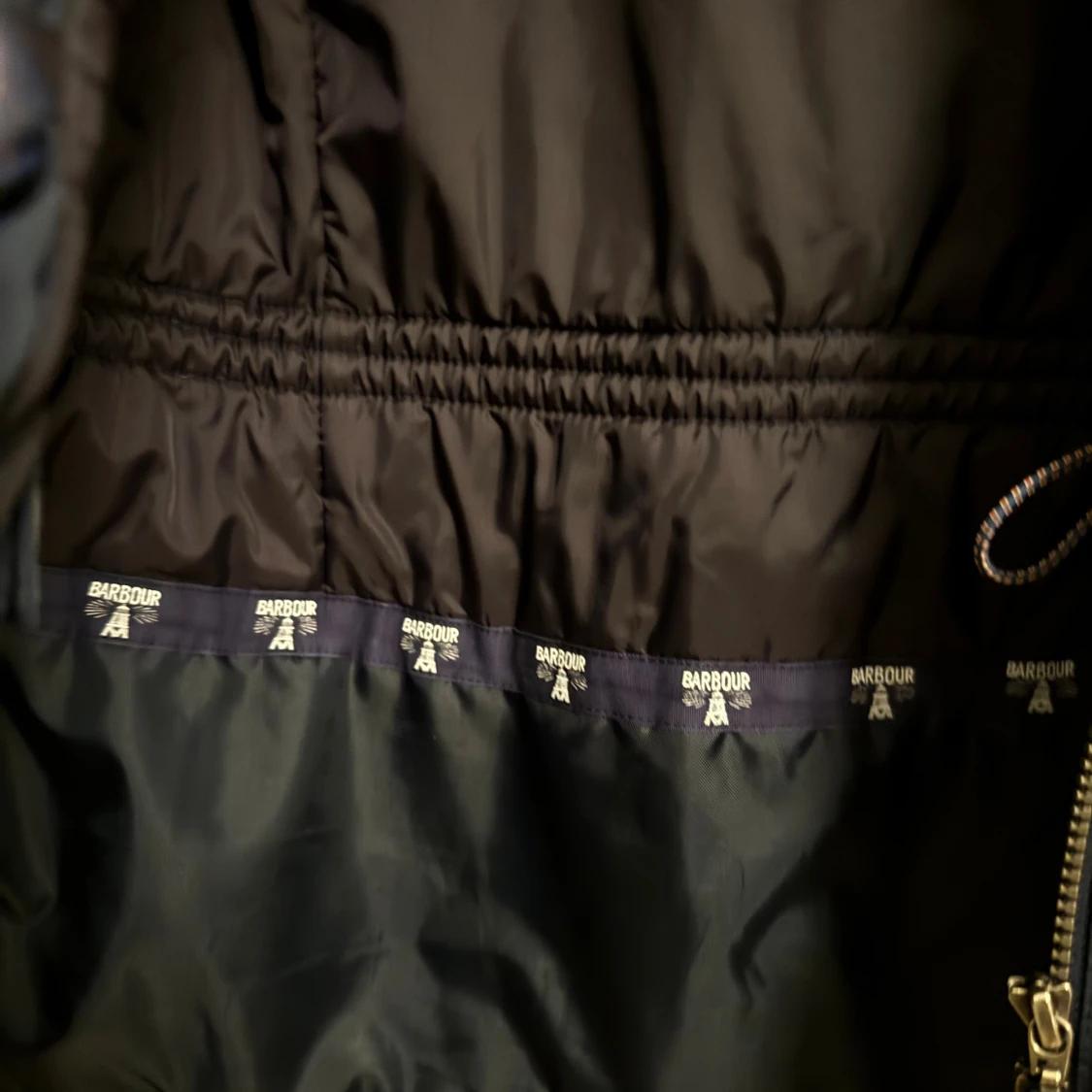 Mörkblå parkas från Barbour med fuskpäls - 1