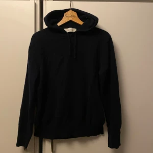 Sayless Kashmir hoodie - En mörkblå stickad Kashmirhoodie från Sayless, i storlek xs. Fint skick nypris 899kr