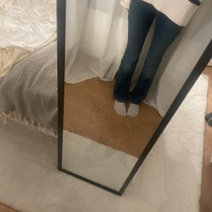 Blå bootcut jeans från Grunt - Snygga blå jeans från Grunt med bootcut passform . Midjemått 33 cm innebränd 74 cm